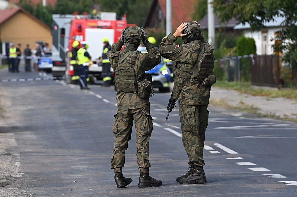 Viena Krievijas drona atlūzas uzkritušas dzīvojamās mājas jumtam Ļubļinas vojevodistes Viriku ciemā, kas atrodas netālu no Polijas robežām ar Baltkrieviju un Ukrainu.