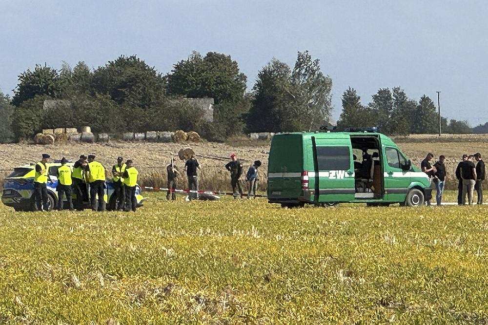 Polijas varas pārstāvji pie nokrituša Krievijas drona atlūzām Vohiņā, Ļubļinas vojevodistē.