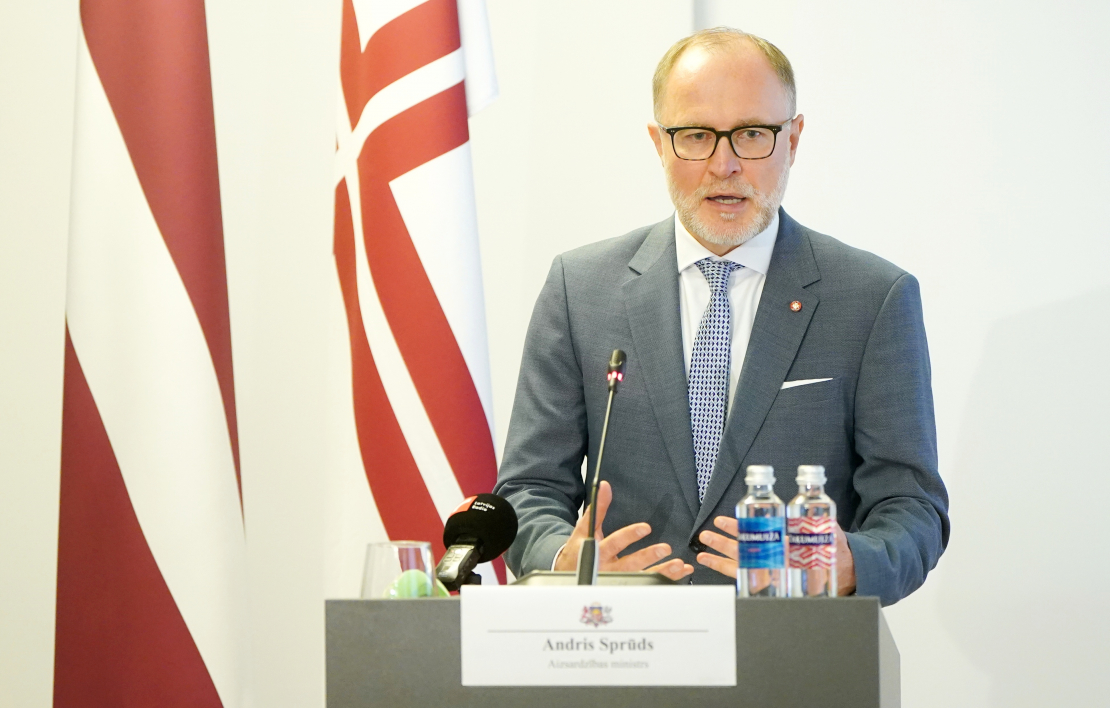Aizsardzības ministrs Andris Sprūds piedalās preses konferencē, kurā informē par gaisa telpas slēgšanu Latvijas austrumu pierobežā, pēc tam kad Polijas gaisa telpā ielauzās vairāki krievu uzbrukuma lidroboti.