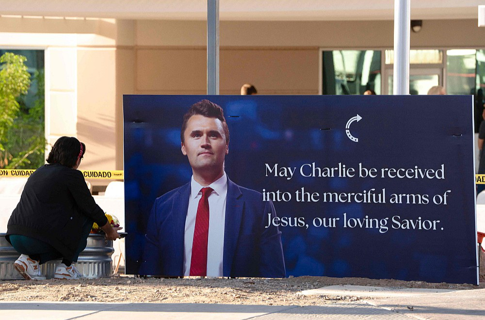 Fīniksā, Arizonas štatā pie konservatīvās organizācijas "Turning Point USA" galvenās mītnes cilvēki sēro par trešdien noslepkavoto Čārliju Kērku.