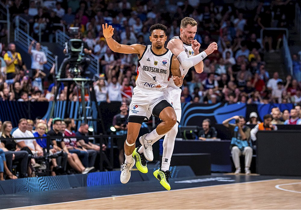 Vācijas basketbolisti Maodo Lo un Andreass Obsts jau griež uzvaras deju. Ceturtdaļfinālā pret Slovēniju abi pēdējā ceturtdaļā iemeta ļoti svarīgus tālmetienus, sekmējot komandas atgūšanos no 13 punktu deficīta un iekļūšanu Eiropas čempionāta pusfinālā.