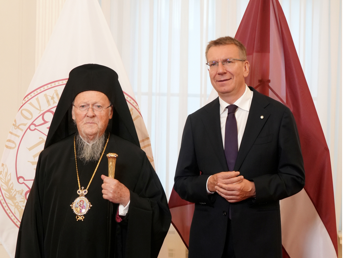 Valsts prezidents Edgars Rinkēvičs (no labās) un Konstantinopoles ekumeniskais patriarhs Bartolomejs I tikšanās laikā Rīgas pilī.