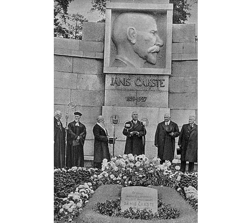 J. Čakstes pieminekļa atklāšana.