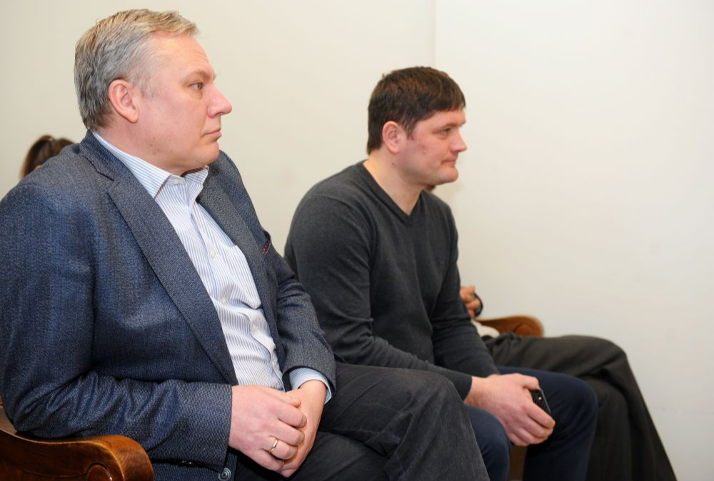 Apsūdzētie Rīgas pils priekšpils būvdarbu vadītājs Ivars Rība (no kreisās) un Juris Kassalietis.