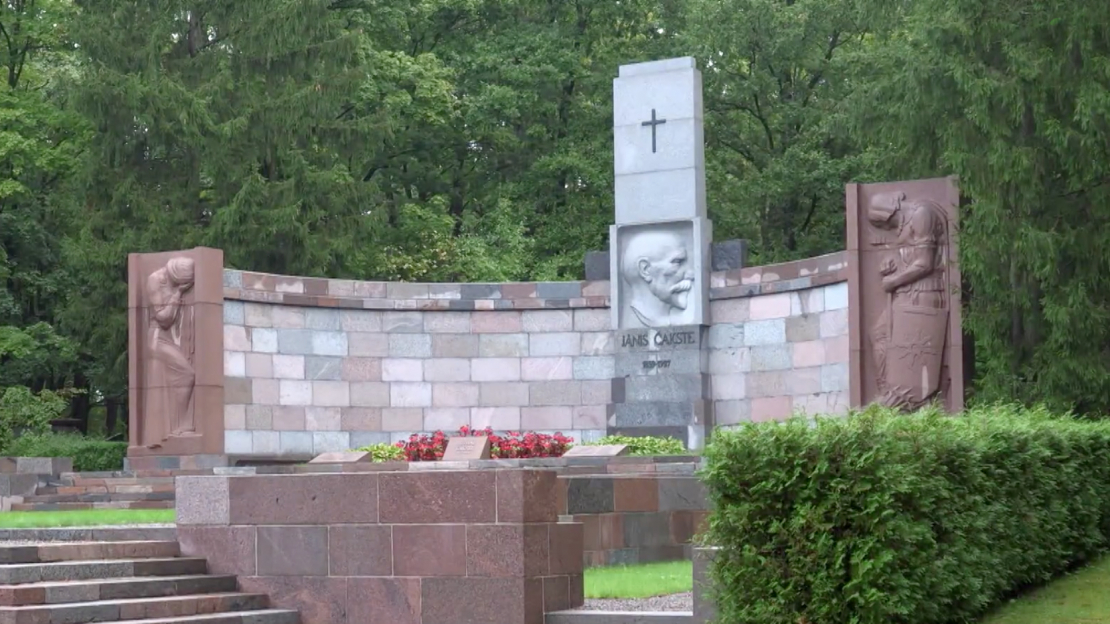 Latvijas pirmā prezidenta Jāņa Čakstes kapa piemineklis Meža kapos.