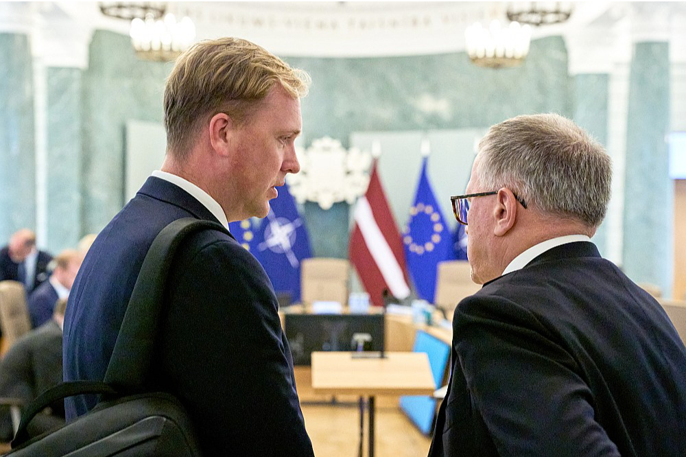 Ekonomikas ministrs Viktors Valainis (no kreisās) un finanšu ministrs Arvils Ašeradens pirms Ministru kabineta sēdes. Lai gan šonedēļ valdībai bija jāskata budžets, ZZS to nobremzējusi, jo vēl esot nepieciešama diskusija par vairākiem svarīgiem jautājumiem.