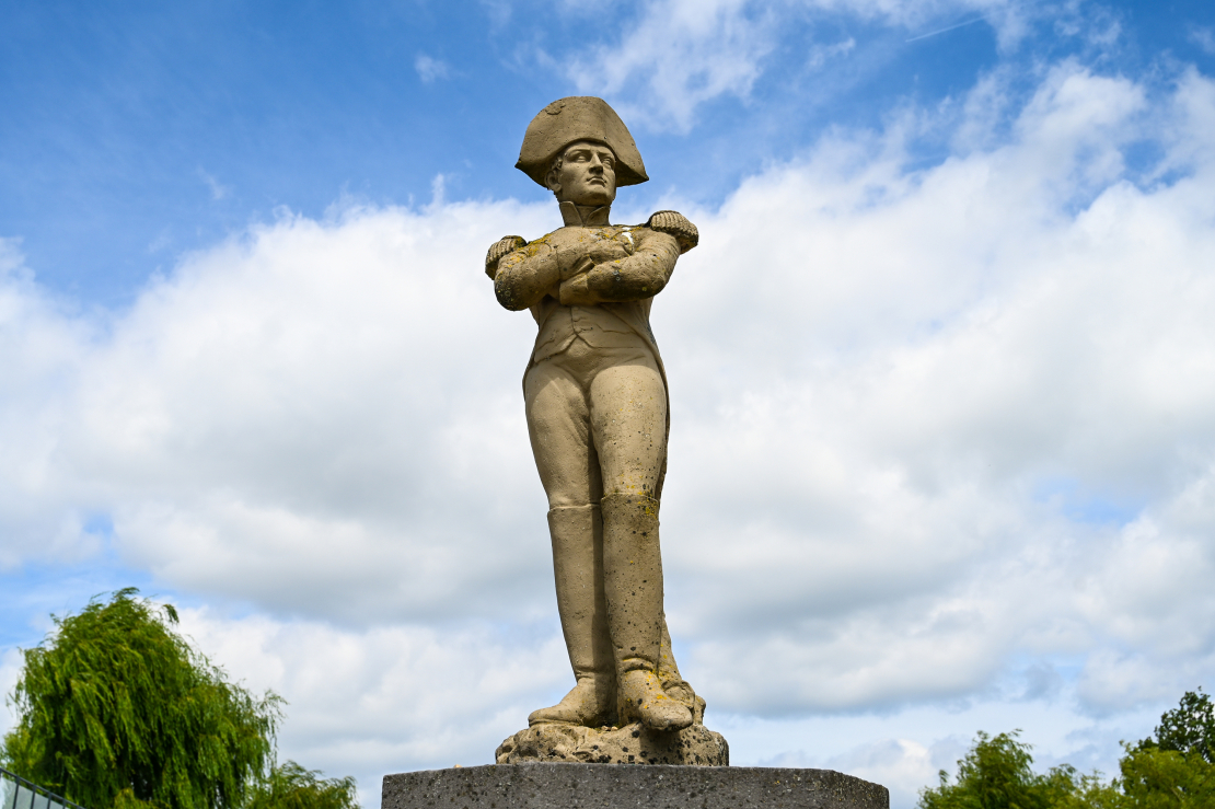 Napoleona Bonaparta statuja Vaterlo kaujas lauka vietā Beļģijā.