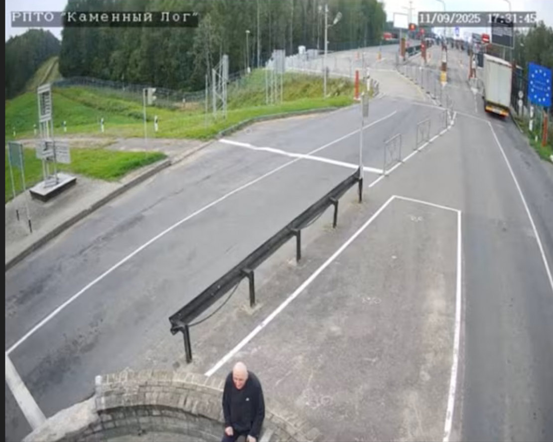 Vitālijs Portņikovs sociālajos tīklos raksta: "Vientuļš cilvēks neitrālajā zonā starp Baltkrievijas un Lietuvas robežu – dramatisks stāsts, kas uz visiem laikiem paliks baltkrievu tautas vēsturē kā nelokāmības un apņēmības simbols." 
Mikola Statkevičs.