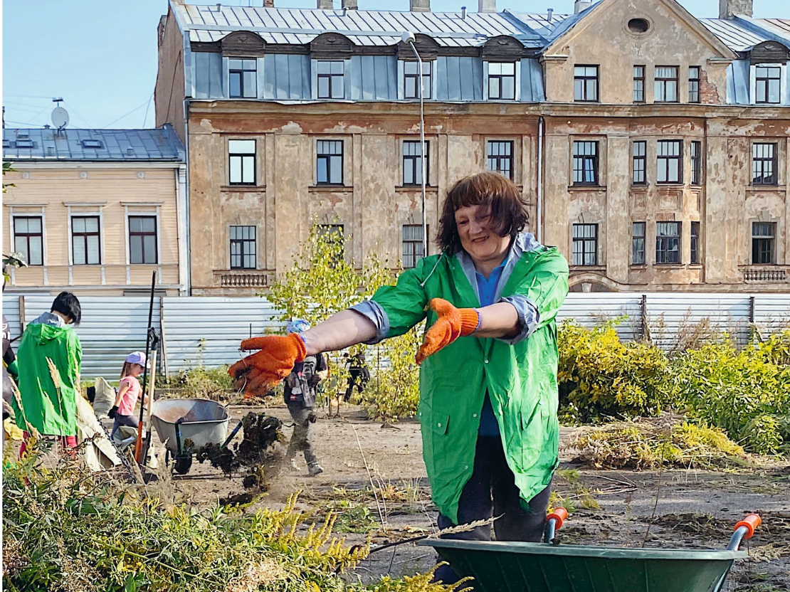 Ainavas tapšana: no haosa uz harmoniju. Pirmā talka Sporta pils dārzos, 2020. gads. Foto no grāmatas "Iekustināt ainavu telpu"