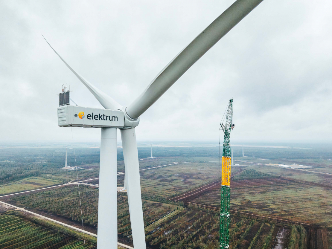 Laflora Energy vēja parkā samontēta pirmā Latvijā lielākā vēja turbīna.