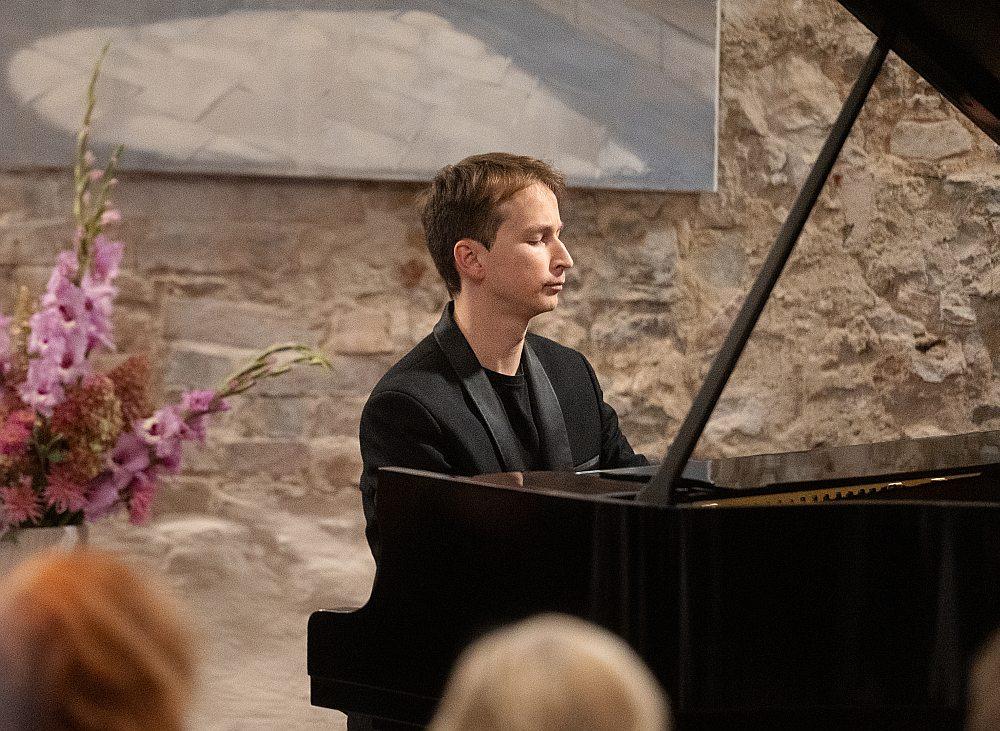Pagājušās nedēļas nogalē Mazās Mežotnes pils koncertsezona noslēdzās ar talantīgā pianista Daumanta Liepiņa solokoncertu.