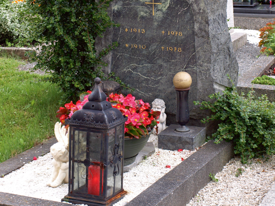 No akmens vāzēm pirms sala iestāšanās jāizslauka ūdens un jāuzliek vāciņš, piemēram, akmens.