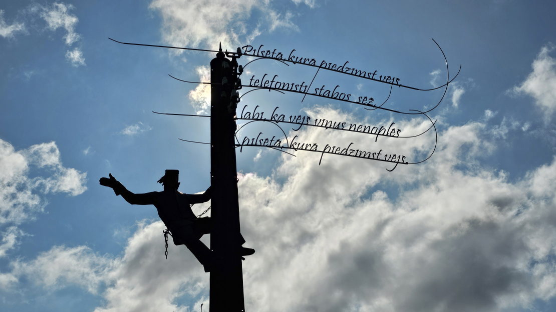 Pilsētā kurā piedzimst vējš telefonisti stabos sēž...