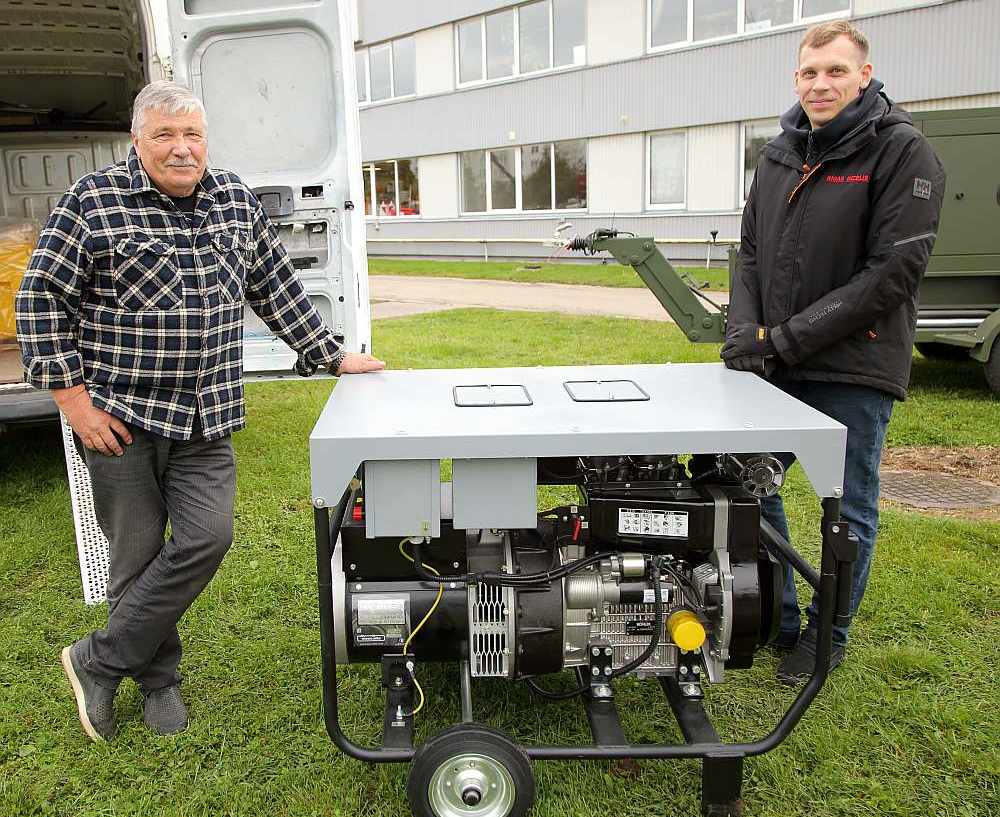Rīgā SIA "Rīgas dīzelis" ražotie ar dīzeļdegvielu darbināmie ģeneratori izmantošanai galvenokārt elektroenerģijas padeves pārrāvuma reizēs. "Mūsu svarīgākā priekšrocība ir pašu ražoto pārdoto produktu apkalpošana, tostarp garantijas remonts, un tas, ka darbojamies uz vietas Latvijā," teic Matīss (pa labi) un Harijs, uzņēmuma servisa darbinieki.