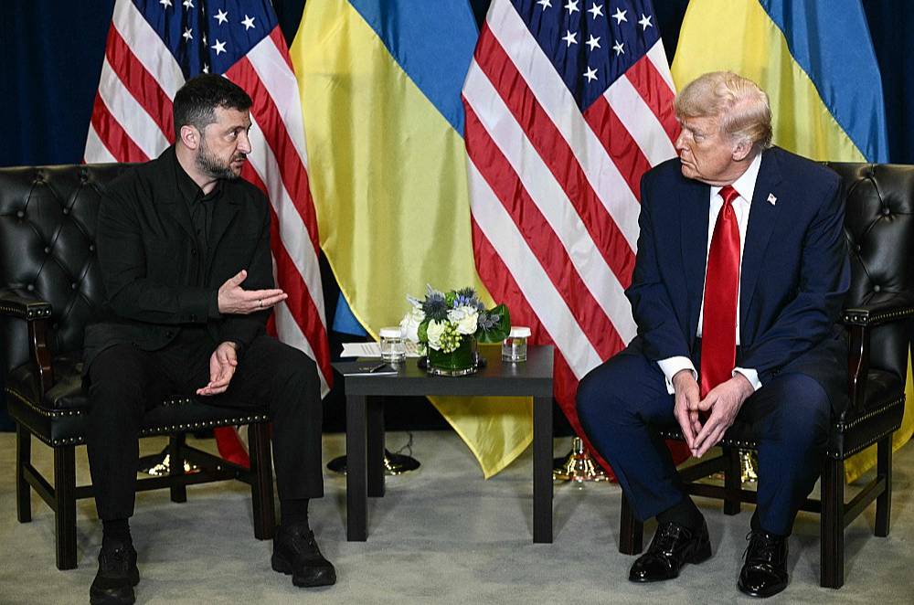 Ukrainas prezidenta Volodimira Zelenska (no kreisās) un ASV prezidenta Donalda Trampa saruna otrdien Ņujorkā ANO Ģenerālās asamblejas laikā.