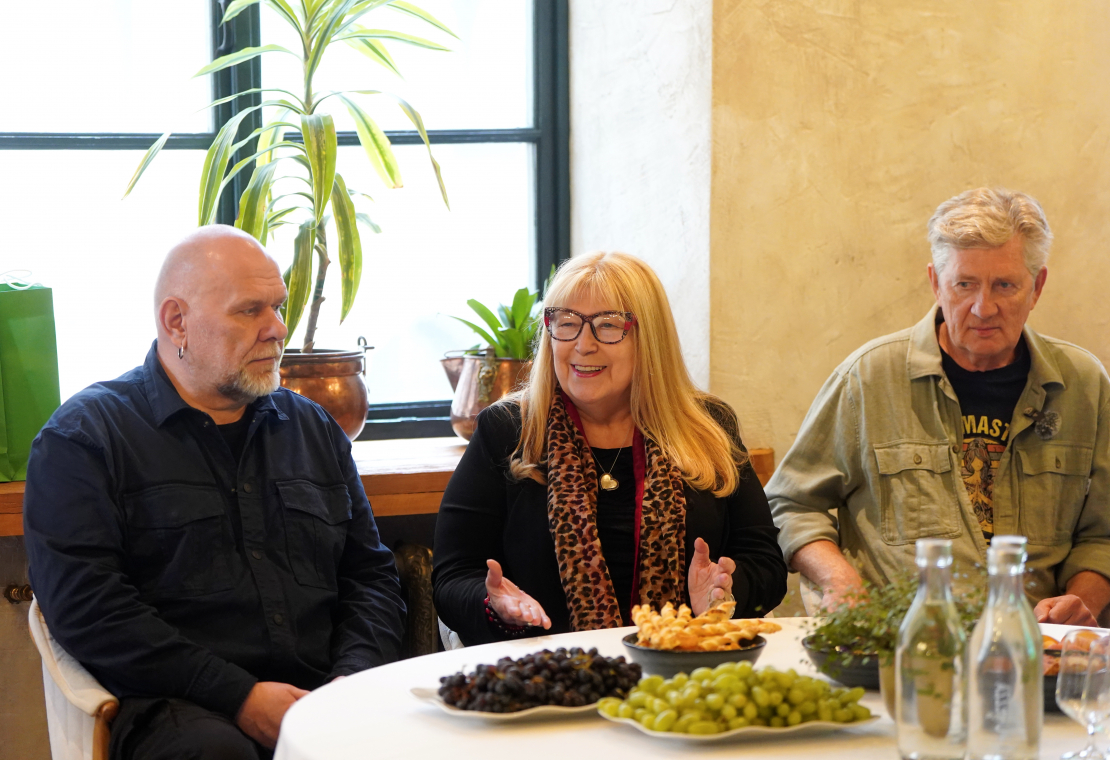Mūziķis Jānis Bukums (no kreisās), festivāla "Bildes" rīkotāja Tija Auziņa un mūziķis Andris Freidenfelds (Fredis) piedalās preses konferencē, kurā informē par mūzikas un mākslas festivālu "Bildes 2025".
