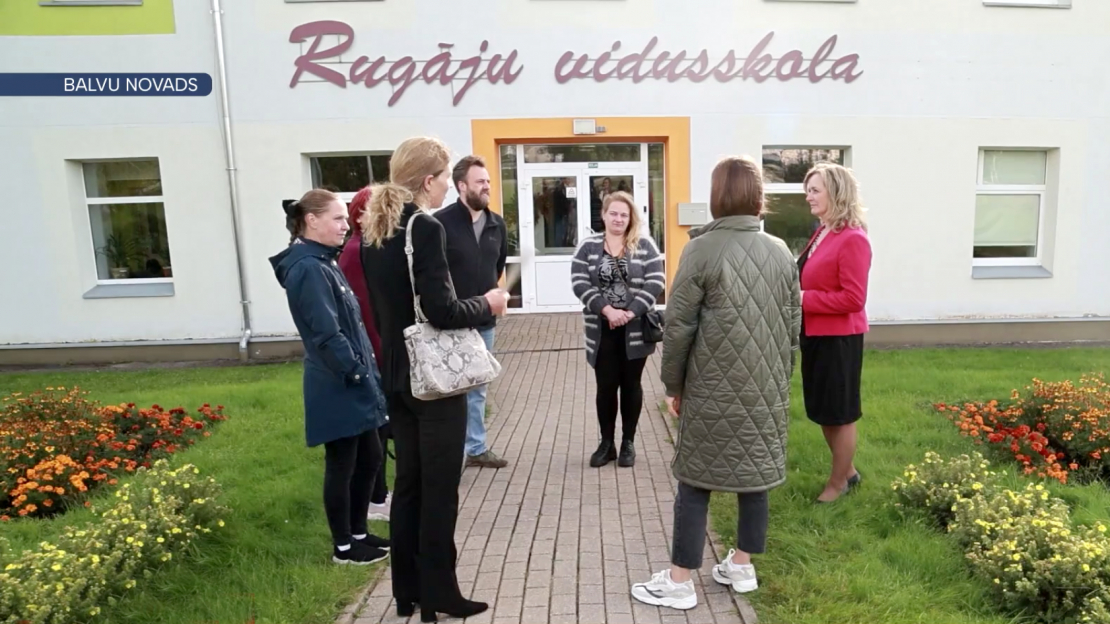 Rugāju iedzīvotāji sašutuši par Balvu novada pašvaldības lēmumu reorganizēt Rugāju vidusskolu, slēdzot vidusskolas posmu.