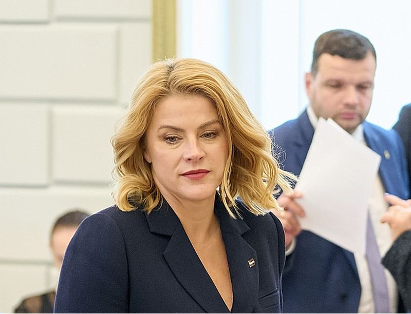Premjere Evika Siliņa esot brīdinājusi, ka varot pieprasīt labklājības ministra demisiju, ja ZZS balsos par opozīcijas ierosinājumu. Labklājības ministrs Reinis Uzulnieks savukārt paziņojis, ka "premjeres stingrība ir saprotama, taču valdībā mēs neesam bērni, bet līdzvērtīgi partneri, kuriem jāsadarbojas un jāstrādā kā komandai".