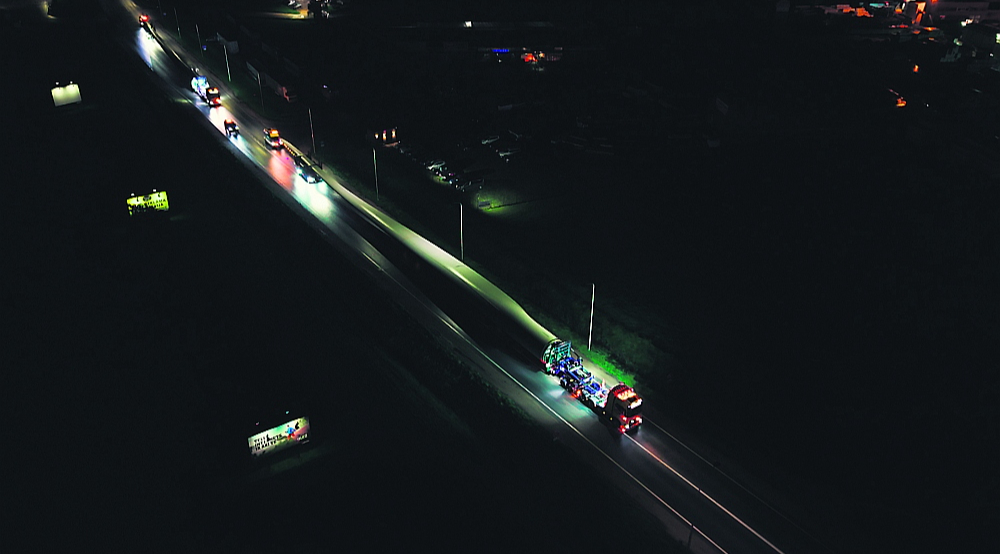 Ceļā uz savu darba vietu vēja turbīnu spārnus no Ventspils ostas transportē nakts stundās pa līdz milimetram precīzi izstrādātu maršrutu. Konvojā dodas trīs specializēta Somijas uzņēmuma šoferu vadītas mašīnas, savukārt tā pavadoņi ir no Polijas un Lietuvas.