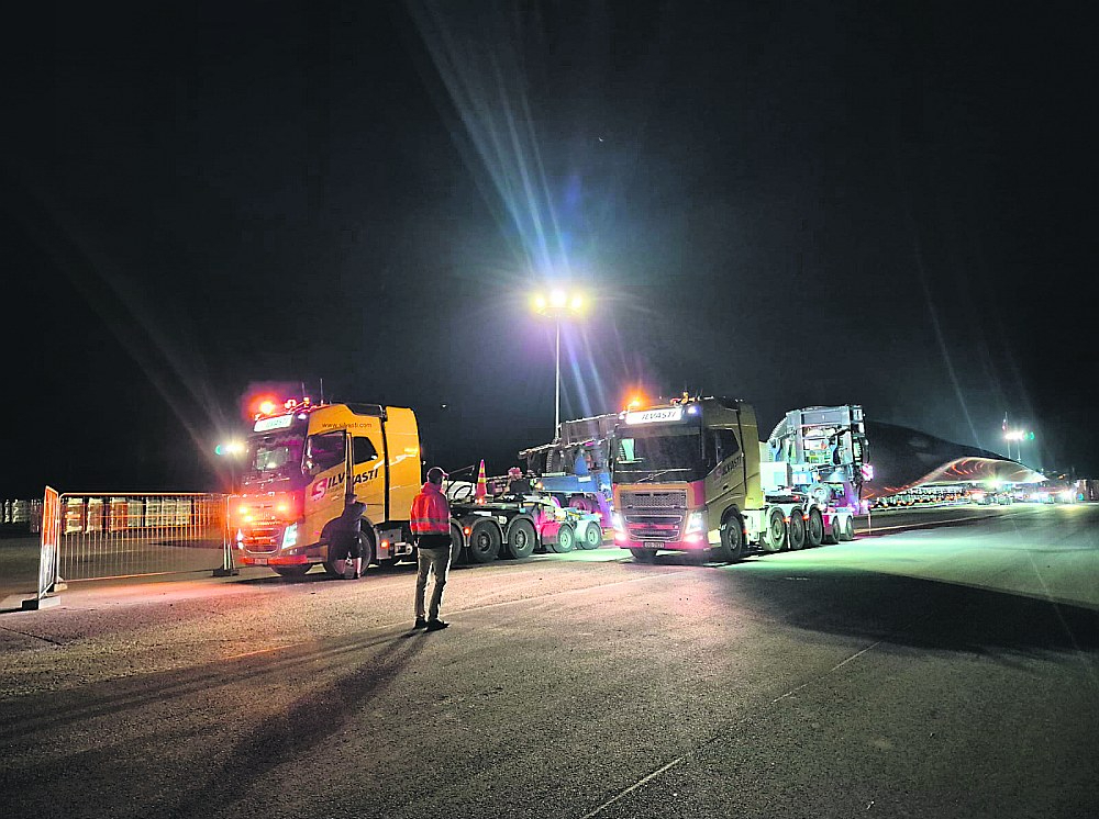 Ceļā uz savu darba vietu vēja turbīnu spārnus no Ventspils ostas transportē nakts stundās pa līdz milimetram precīzi izstrādātu maršrutu. Konvojā dodas trīs specializēta Somijas uzņēmuma šoferu vadītas mašīnas, savukārt tā pavadoņi ir no Polijas un Lietuvas.