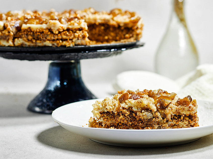 Medus kūka ar ciedru riekstiem.