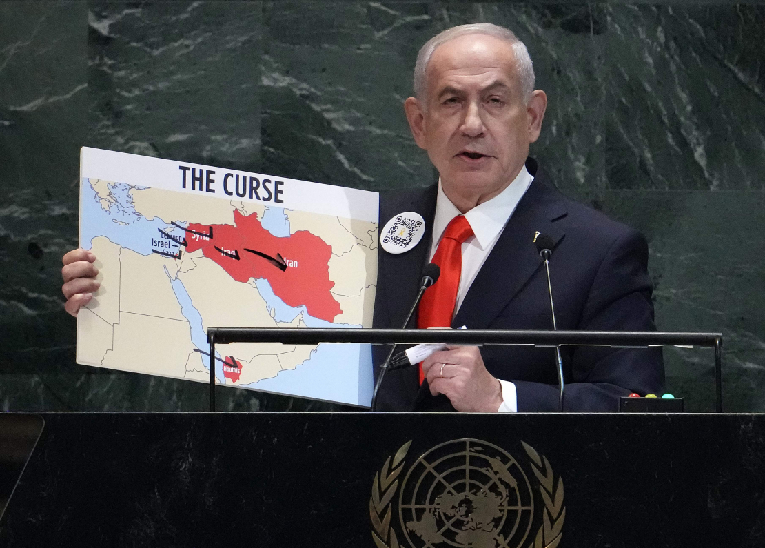 Izraēlas premjerministrs Benjamins Netanjahu tur rokās karti, uzstājoties ANO Ģenerālās asamblejas Ģenerāldebatēs Apvienoto Nāciju Organizācijas galvenajā mītnē Ņujorkā 2025. gada 26. septembrī.