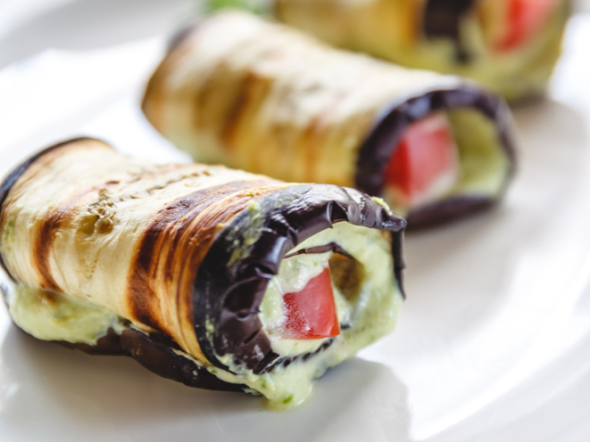 Karstā baklažānu uzkoda ar mocarellu.