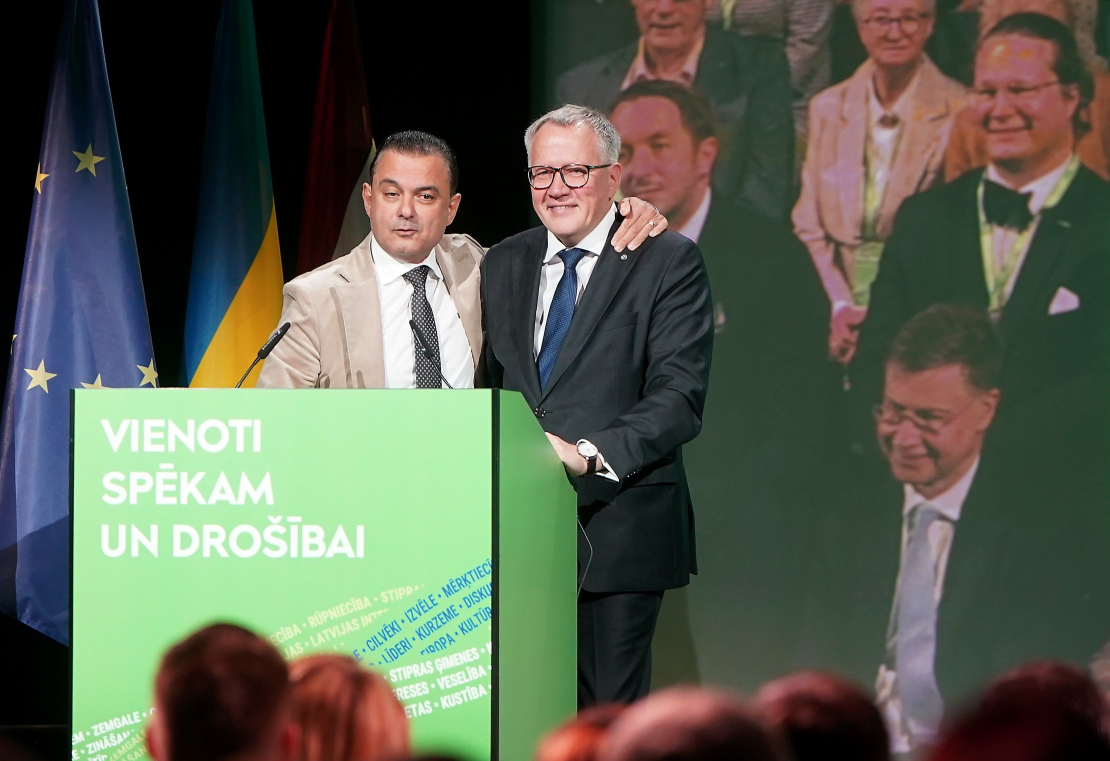 Veselības ministrs Hosams Abu Meri (no kreisās) un finanšu ministrs Arvils Ašeradens partijas "Vienotība" kongresā.