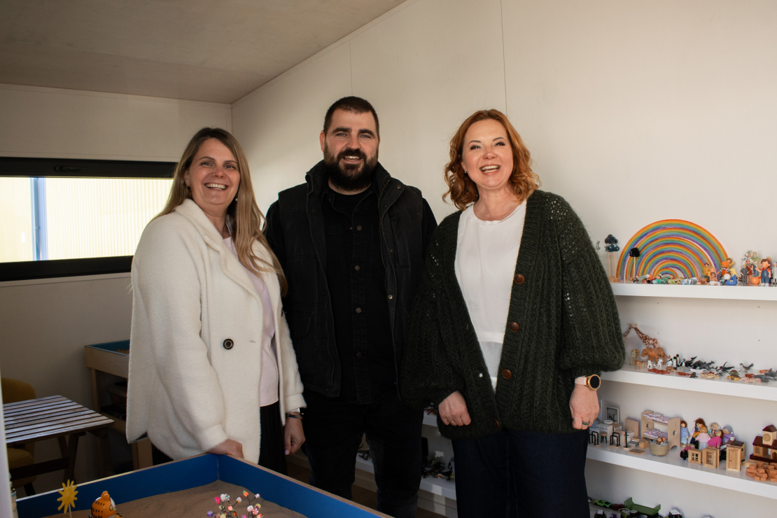 Izveidots mobilās smilšu terapijas kabinets. Ilze Žilde, Ulvis Noviks un Daira Jonase.