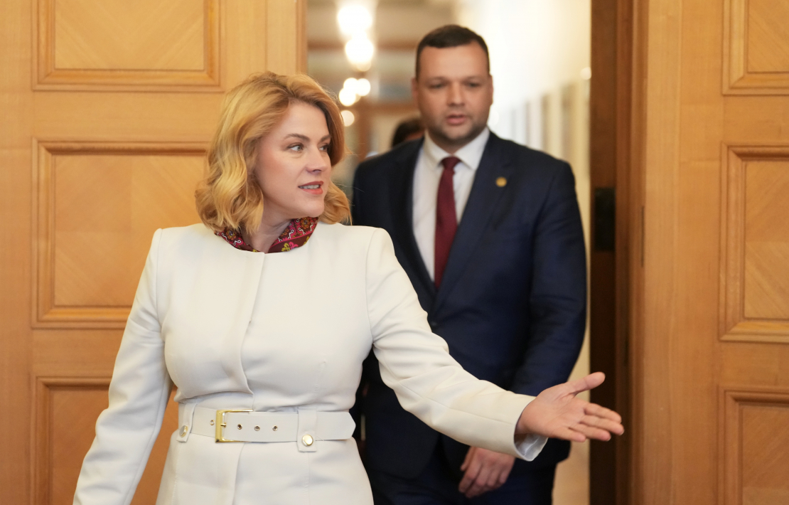 Ministru prezidente Evika Siliņa labklājības ministram Reinim Uzulniekam uzdeva skaidrot, ko Labklājības ministrija paveikusi, lai īstenotu Stambulas konvenciju. Premjere ministram rezolūciju pasniedza žurnālistu klātbūtnē, piebilstot, ka ministrija acīmredzot nav darījusi pietiekami, lai Uzulnieka pārstāvētās partijas deputātiem skaidrotu Stambulas konvenciju.