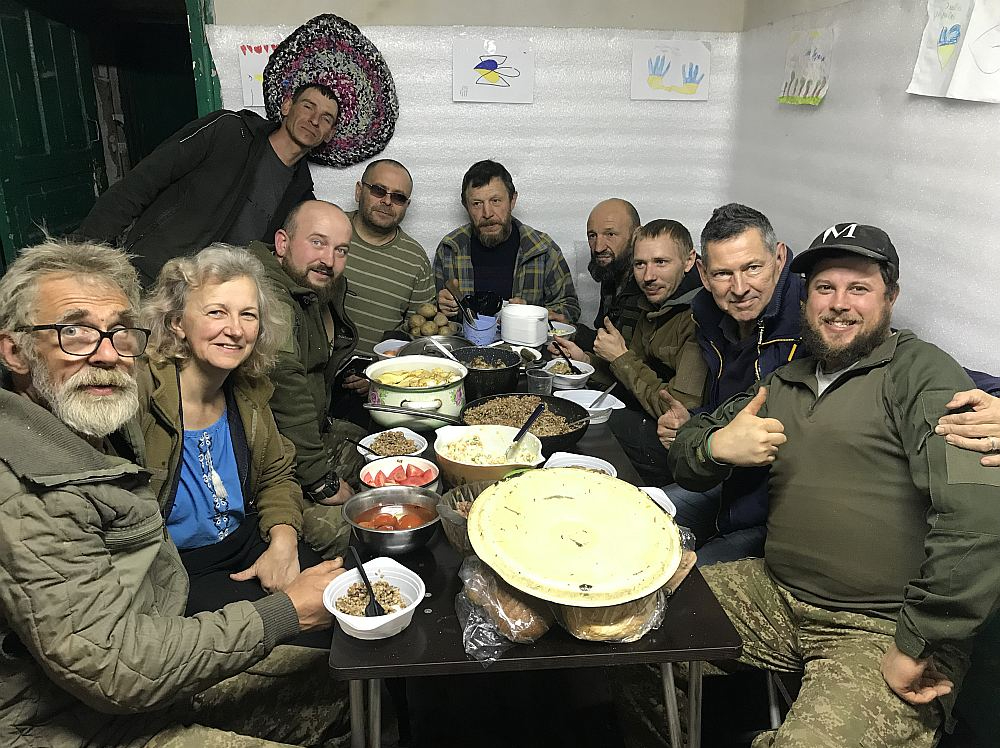 Raksta autors Atis Klimovičs (otrais no labās) pie Ukrainas Nacionālās gvardes bataljona apgādes vada karavīriem.