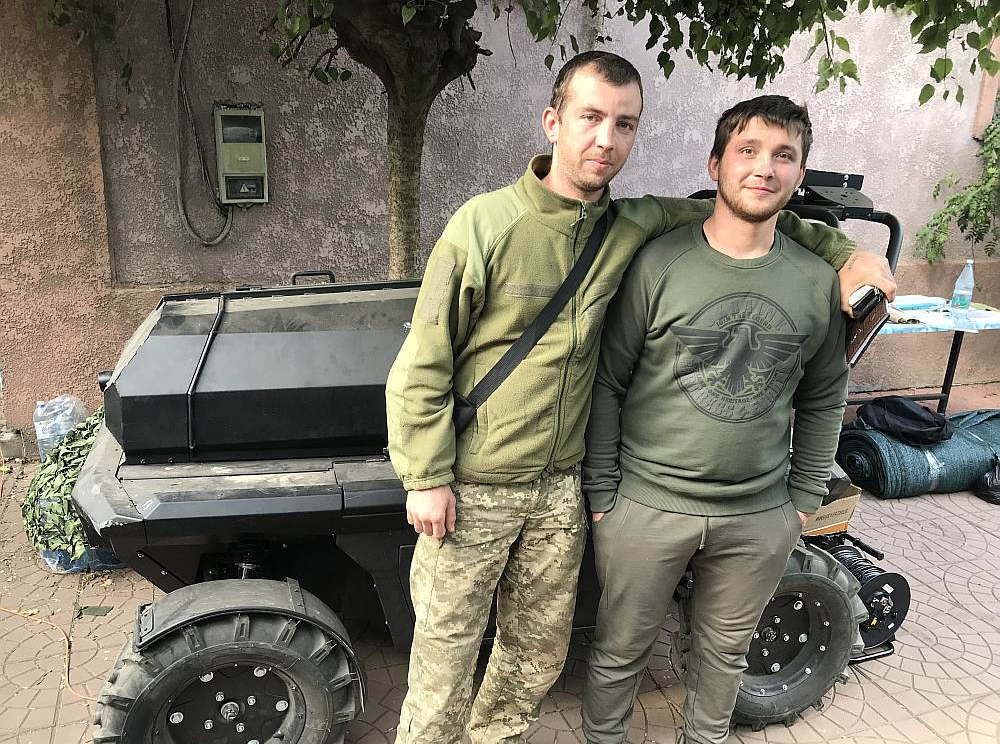 Karavīri pie sauszemes drona, kas paredzēts ievainoto evakuācijai. Šo karavīru pārstāvētā vienība nedaudz vairāk kā mēneša laikā no pozīcijām evakuējusi 18 ievainotos.