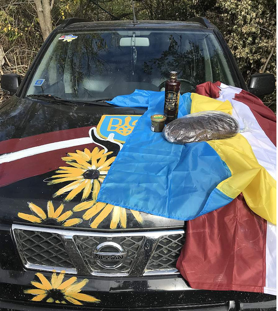 Viena no latviešu sagādātajām automašīnām Nacionālās gvardes bataljonam.