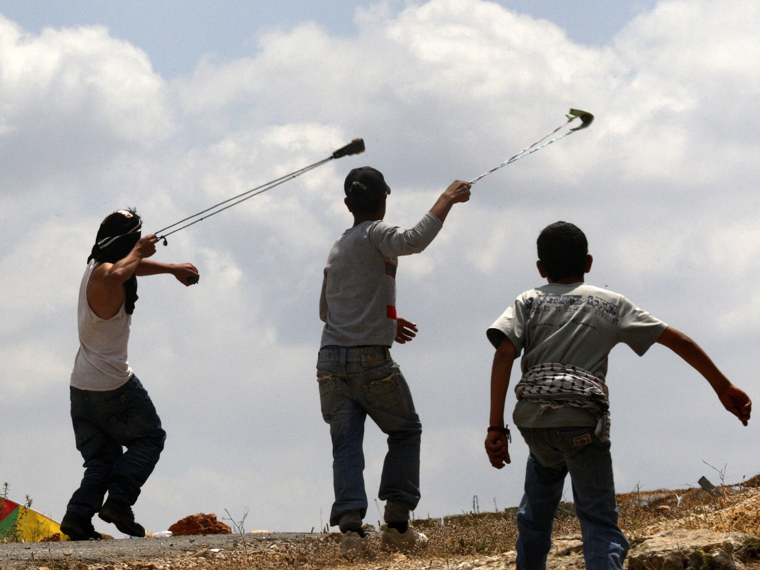 Palestīnieši apmētā ar akmeņiem Izraēlas spēkus. Izraēla ir daudz labāk bruņota par palestīniešu kaujiniekiem, tādēļ konfliktā ir guvusi virsroku, tomēr pēdējā laikā pastiprinājusies starptautiskās sabiedrības kritika par metodēm, ko Izraēlas karaspēks izmanto cīņā pret palestīniešiem.