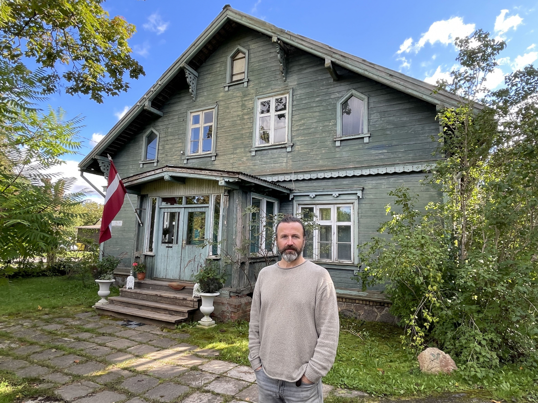 Zaļās villas īpašnieks Andris Strapcāns turpina atjaunot ēku, gada laikā iecerējis izbūvēt divus īres dzīvokļus. Attēlā: saimnieks pie ieejas uz labbūtības centru.