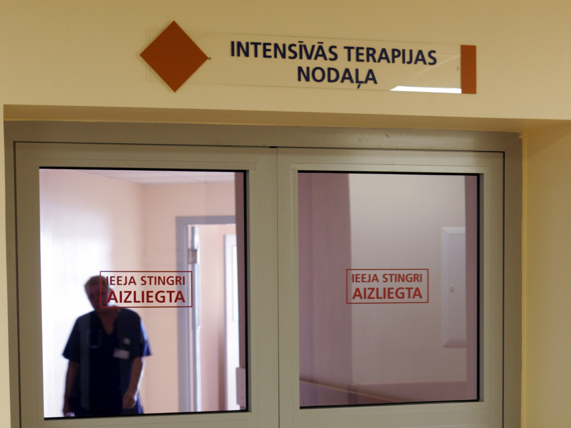 Kuldīgas slimnīcas intensīvās terapijas nodaļas durvis.