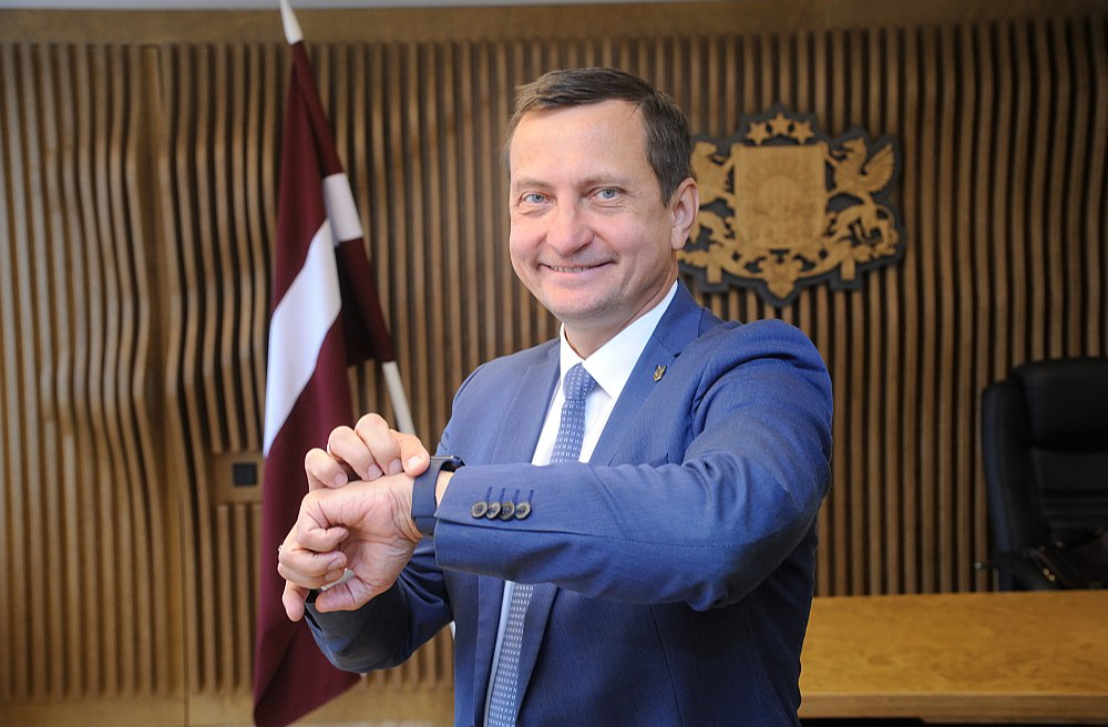 Zemkopības ministrs Armands Krauze: "Saimnieciskajos mežos īpašniekam ir jādod brīvība pašam pieņemt lēmumus, kā viņš apsaimnieko šos mežus. Nav pilnīgi nekādu pierādījumu aizdomām, ka, iegūstot šādu brīvību, saimniekam pēkšņi parādās vienas dienas domāšana un viņš ņem un visu uzreiz nocērt."