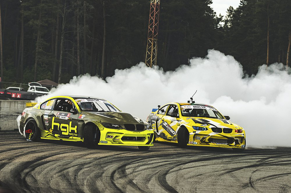 Starpkontinentālajā kausā Rīgā piektdien notiks kvalifikācijas braucieni, 45 autosportistiem noskaidrojot 32 labākos, kuri tiks pie iespējas sacensties par uzvaru sestdien. Drifta svētki turpināsies arī svētdien ar Baltijas čempionātu, kopā visās klasēs startējot 128 dalībniekiem.