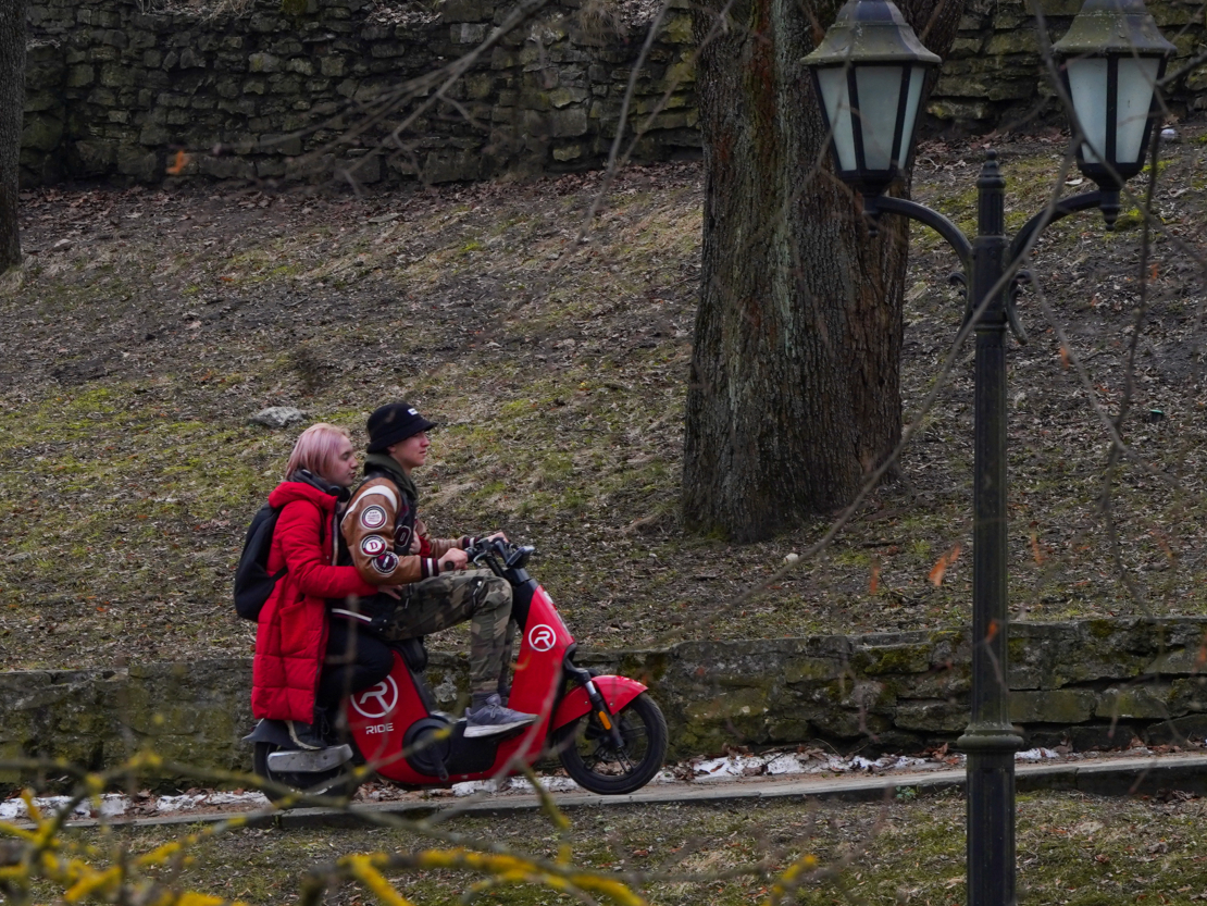 Jaunieši ar elektrisko skūteri Bastejkalnā. Koplietošanas "e-velosipēdu" operators "Ride Mobility" (SIA "Ride").