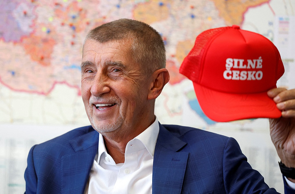 Bijušais Čehijas premjerministrs Andrejs Babišs pirms parlamenta vēlēšanām redzams ar ASV prezidenta Donalda Trampa stilā ieturētu sarkanu beisbola cepuri, kuras uzraksts vēsta par "Spēcīgu Čehiju".