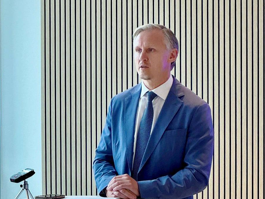 Reaģējot uz pieaugošajiem ģeopolitiskajiem draudiem, ES institūcijas stiprina Eiropas aizsardzības tehnoloģisko un rūpniecisko bāzi, finansējumu piesaistot no esošajiem budžetiem. "Balsojums bija skaidrs un vienots signāls: Eiropai jārīkojas ātri un izlēmīgi, lai stiprinātu savas aizsardzības rūpniecisko bāzi," EP Rūpniecības, pētniecības un enerģētikas komitejā pagājušonedēļ pieņemtos lēmumus raksturo tās loceklis no Latvijas, EP deputāts Rihards Kols.