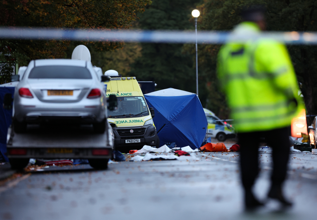 Policisti strādā notikuma vietā pēc nāvējoša terorakta Mančestrā, Lielbritānijā, 2025. gada 3. oktobrī. Divi cilvēki gāja bojā pēc uzbrukuma ar automašīnu un naža duršanu pie sinagogas Mančestrā 2. oktobrī, un uzbrucējs, kurš identificēts kā 35 gadus vecais Lielbritānijas pilsonis Džihads Al-Šamī, tika nošauts policijas operācijas laikā.