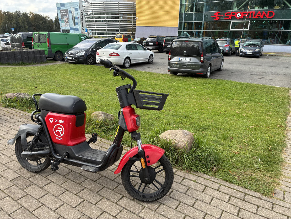 Koplietošanas "e-velosipēdu" operatora "Ride Mobility" (SIA "Ride") mopēds.