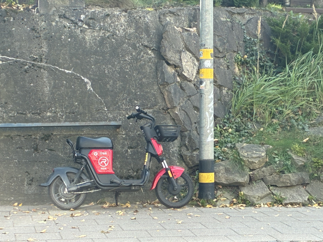 Koplietošanas "e-velosipēdu" operatora "Ride Mobility" (SIA "Ride") mopēds.