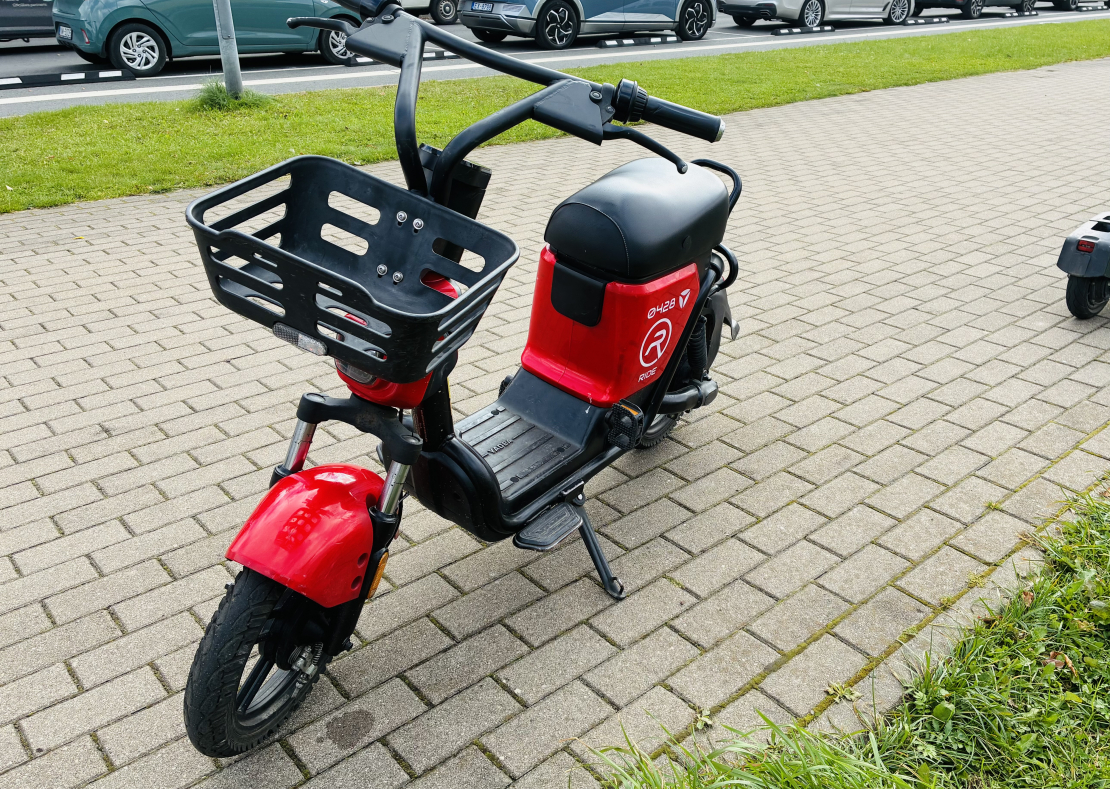 Koplietošanas "e-velosipēdu" operatora "Ride Mobility" (SIA "Ride") mopēds.