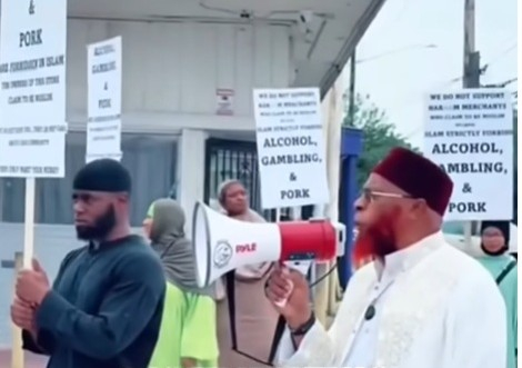 “Mēs sākam valsts mēroga protestu un demonstrāciju kampaņu pret visiem musulmaņu uzņēmumiem, kuros ir harāma preces,” septembra sākumā publicētā videoierakstā sociālajos tīklos solījis Hans.