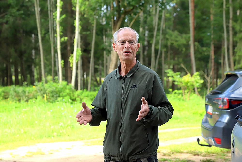 Mežs Briņķu ģimenei dod malku, dzidru ūdeni un skaistu ainavu, sajūtu, ka tu dzīvo sakoptā vidē, svētvietā, kas dod sava veida spēku un enerģiju.