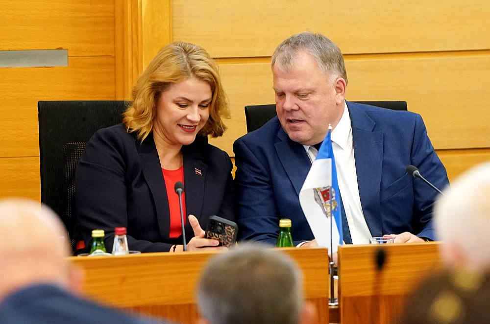 Ministru prezidente Evika Siliņa un Latvijas Pašvaldību savienības priekšsēdētājs Gints Kaminskis. Sēdē kopā ar LPS līderiem piedalījās arī vairāki ministri.