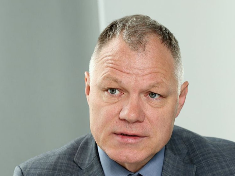 Jānis Ilsteris: "Kā pilsonis un nodokļu maksātājs izjūtu sāpi, kad ierēdņi vieglprātīgi izturas pret valsts naudu – bez sapratnes, ka, tērējot bezjēdzīgi, mazāk līdzekļu paliek sociālajām vajadzībām – izglītībai, veselības nozarei, aizsardzībai, drošībai. Kad atnācu uz Konkurences padomi, biju pārsteigts, ka neviens publiskais pasūtītājs nav cēlis prasību par nodarīto zaudējumu atlīdzināšanu pret iepirkuma kartelistiem."