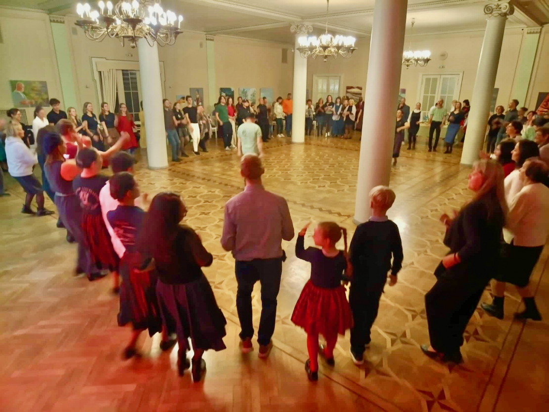 Ungāri māca savas dejas koncerta skatītājiem RLB Baltajā zālē.